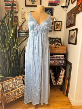 VTG Vanity Fair Light Blue Nylon Empire Nightgown Lace 50’s Medium Romantic